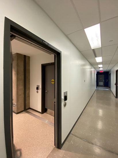 Local A-4420 : Entrée principale du Laboratoire - Labo HSI, UQAM