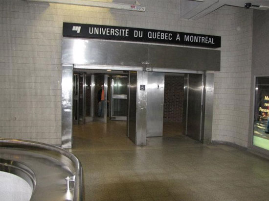 2. Entrez par la porte de l’Université du Québec à Montréal au niveau du métro
